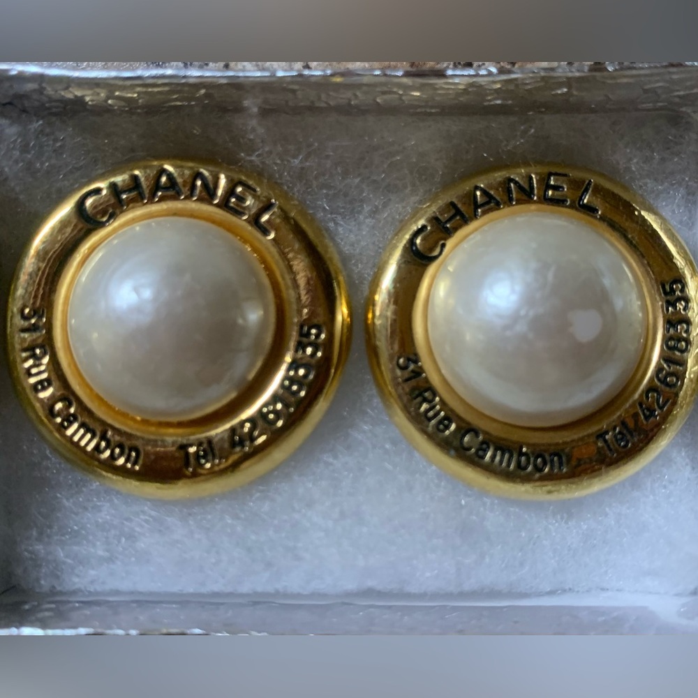 Vintage 1980’s CHANEL earrings…Round gold clip on earrings. Faux Pearl center.